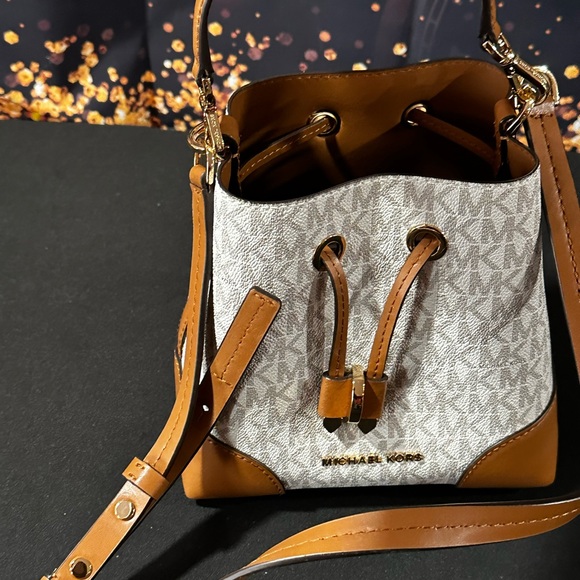 Michael Kors Mercer Gallery XS Convertible Bucket MK - Picture 3 of 11